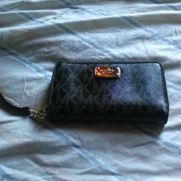 Authentic Michael Kors wallet - Picture 2 of 2